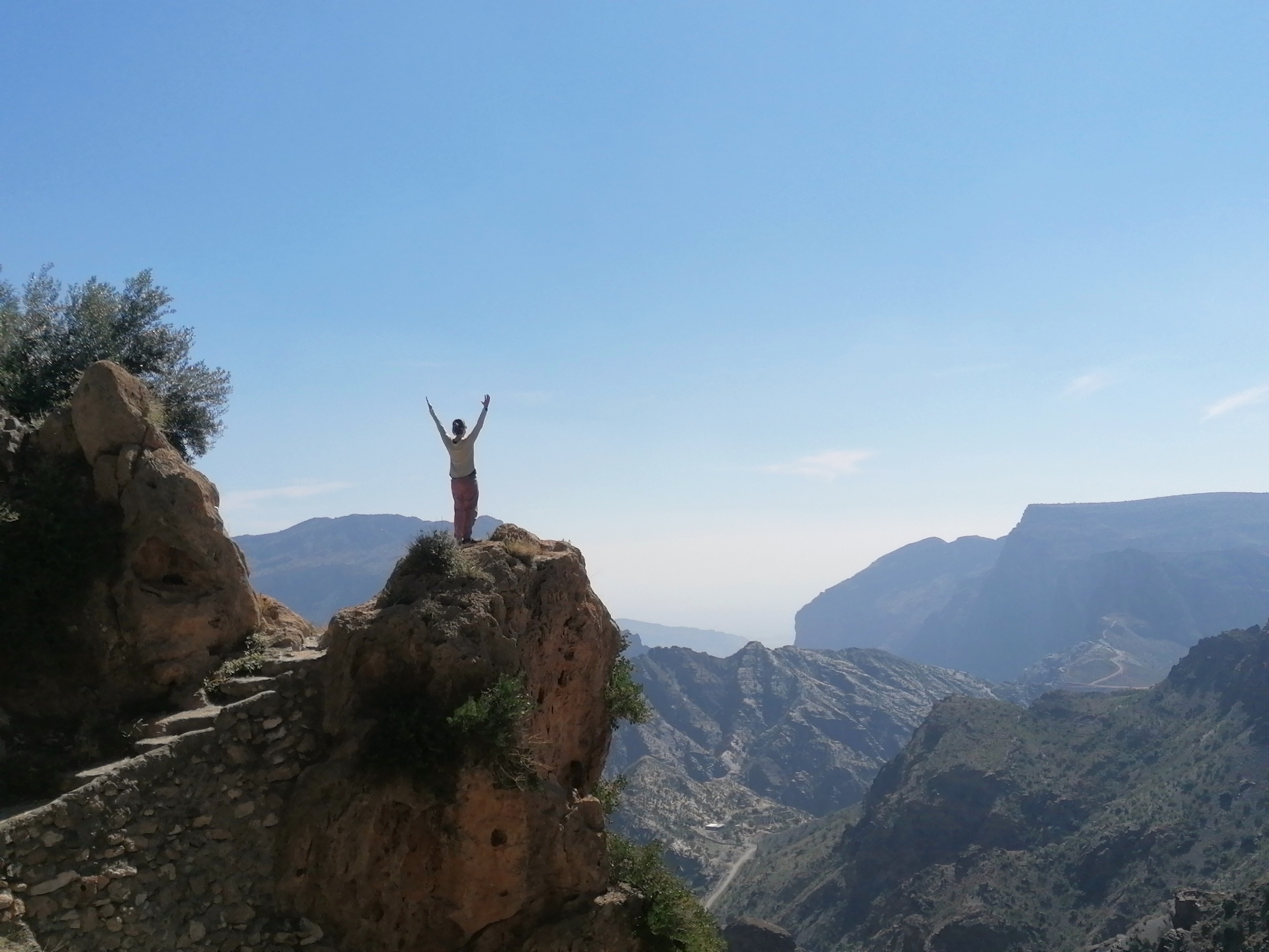 Kathrin mit bester Aussicht aufs Gebirge Jabal Akhdar im Oman