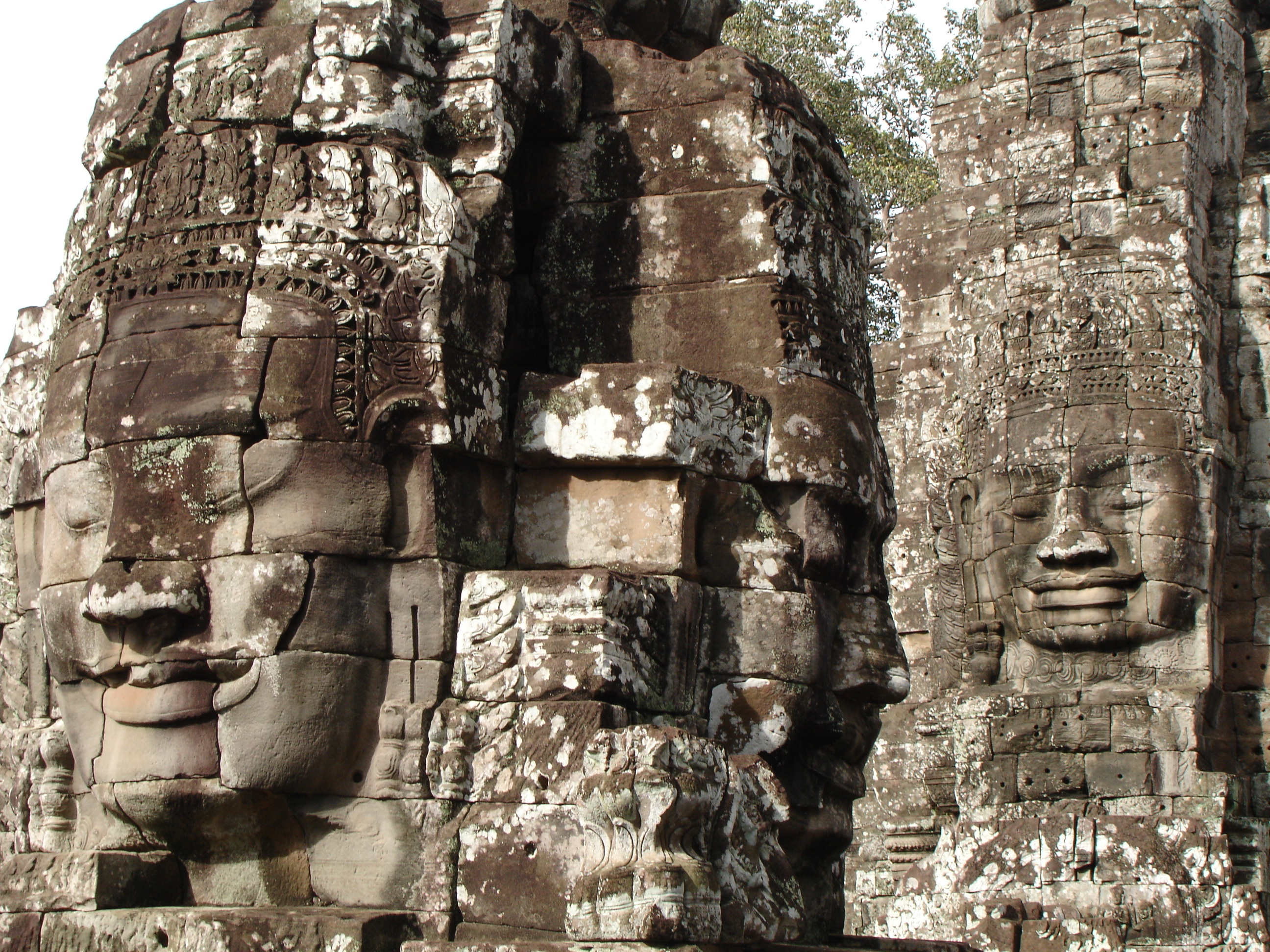 Lächelnde Gesichter im Tempel Angkor Wat Kambodscha