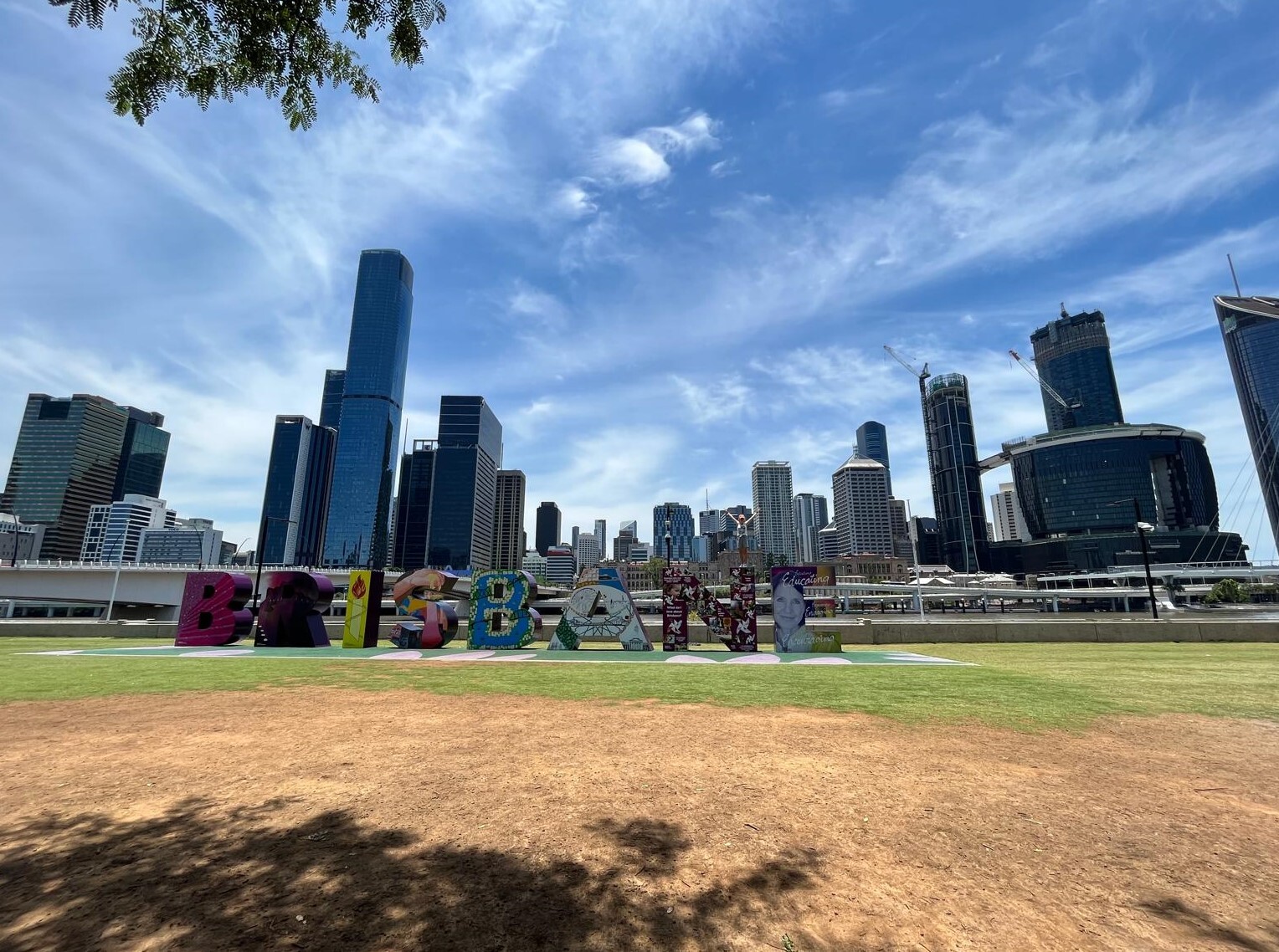 Miriam vor der Skyline in Brisbane