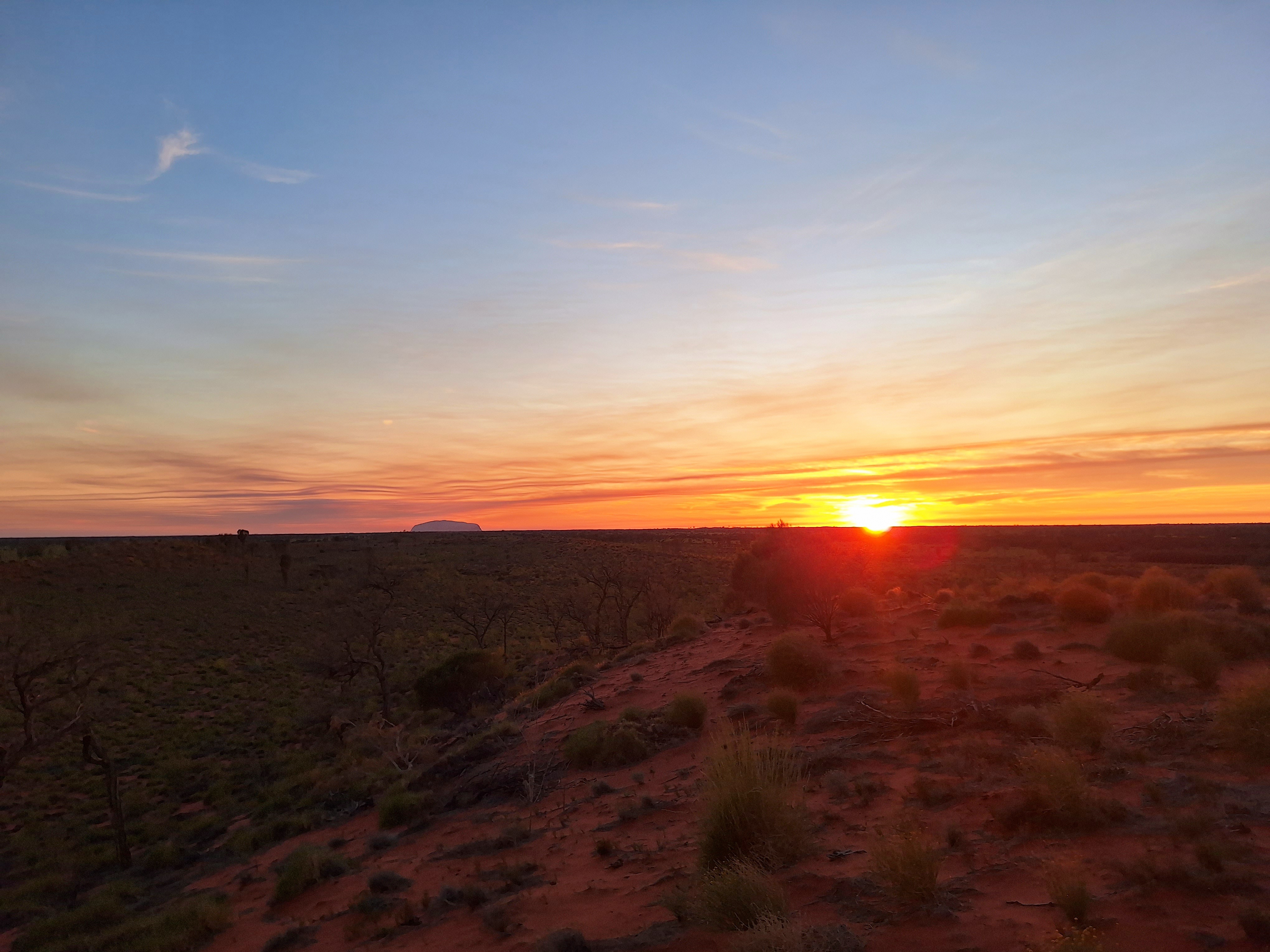 Sonnenaufgang mit Blick auf den Uluru im Outback