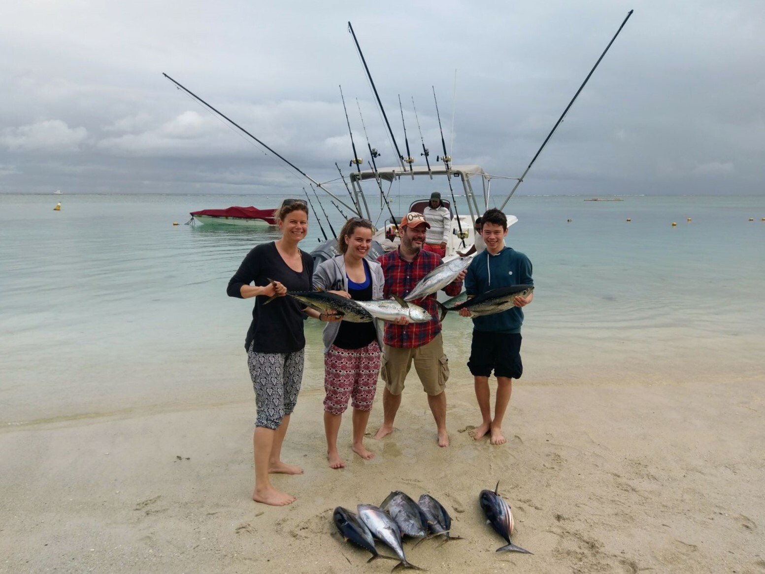 Adi und Familie erfolgreich beim Fischen auf Mauritius