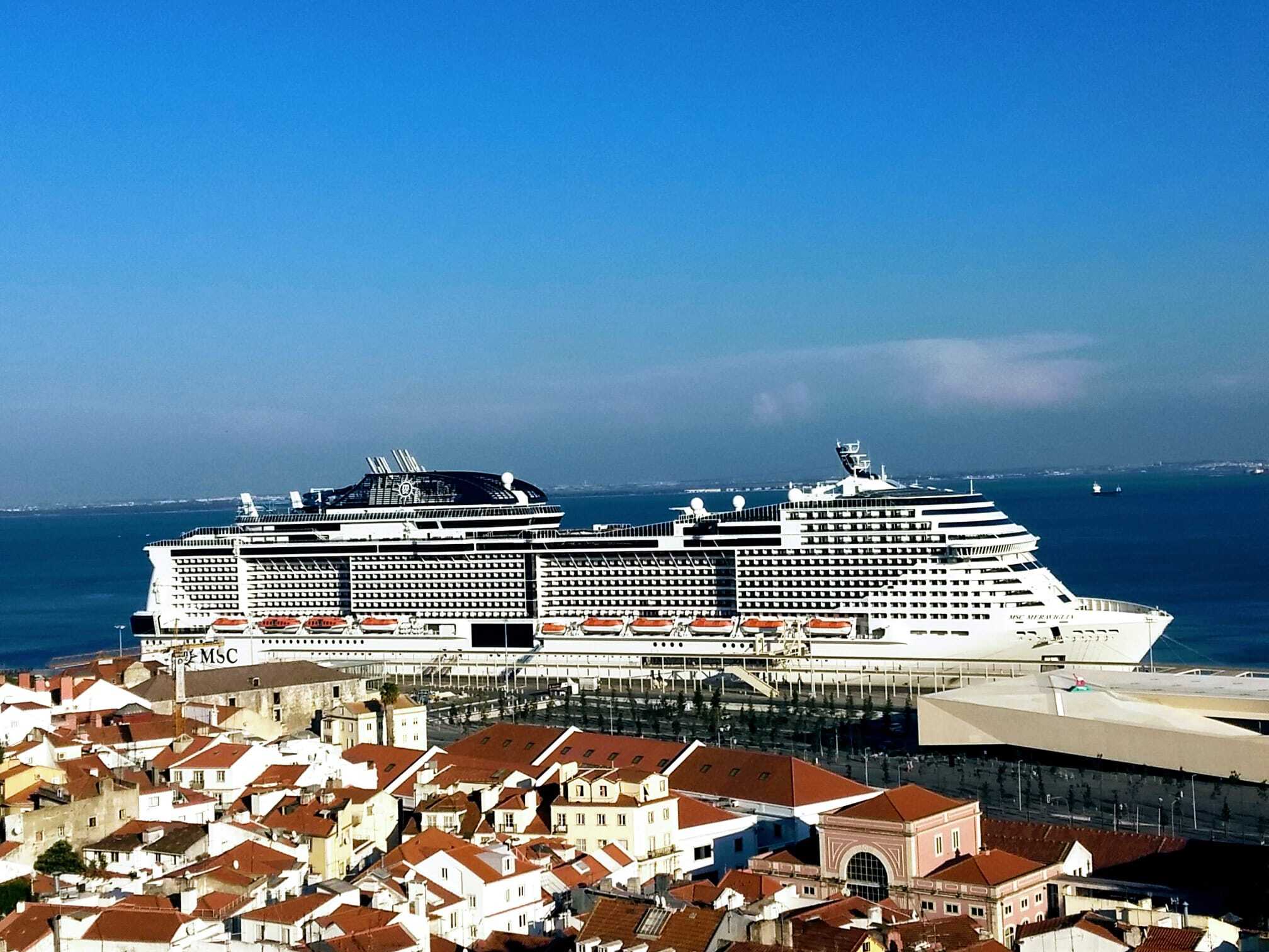 MSC Meraviglia im Hafen von Lissabon